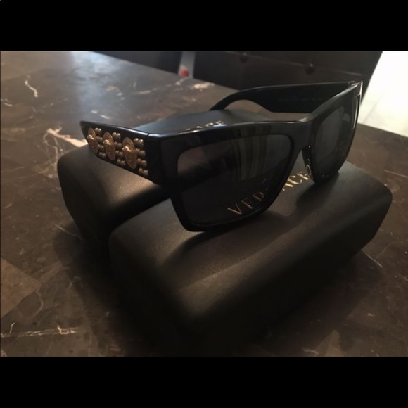 Versace sunglasses - Picture 2 of 3